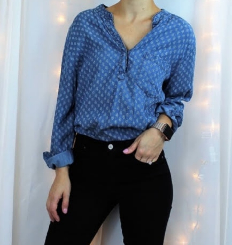 5 for $25 ❤️Chambray Top